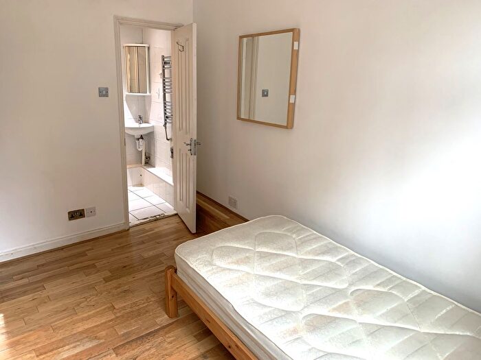 Studio To Rent In Chiswick High Road, London, W4