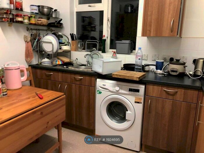 Studio To Rent In Saxon Drive, West Acton, W3