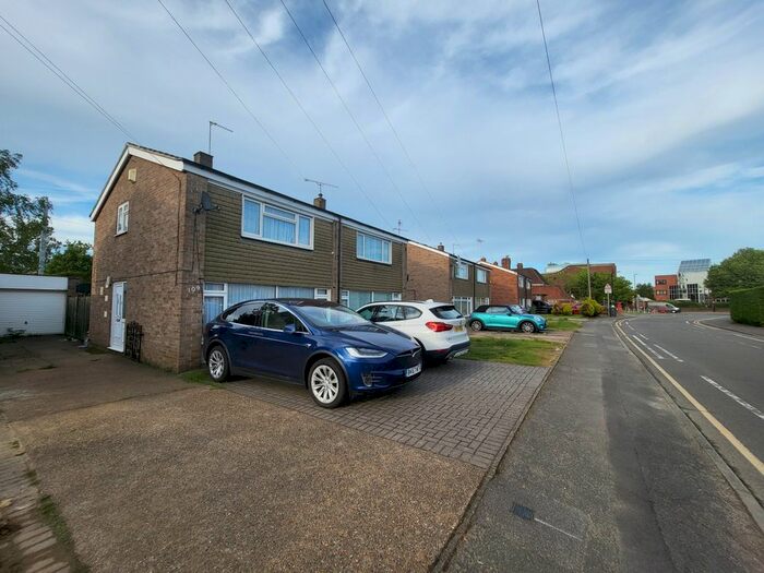 3 Bedroom Semi-Detached House To Rent In Alderbury Road, Slough, SL3