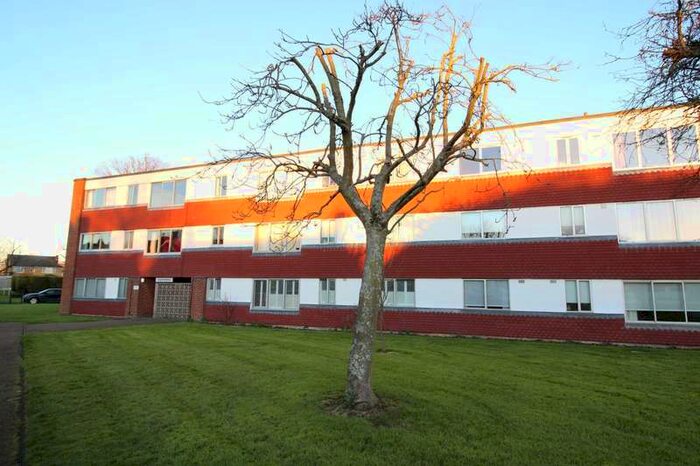 3 Bedroom Flat To Rent In Thaynesfield, Potters Bar, EN6