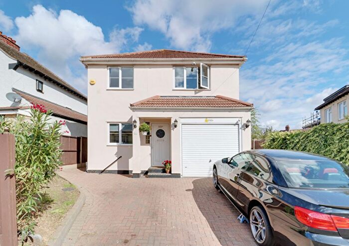 3 Bedroom Detached House For Sale In A Wennington Road, Rainham, RM13