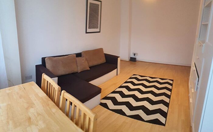 1 Bedroom Flat To Rent In Chepstow Court, Chepstow Crescent, London, W11