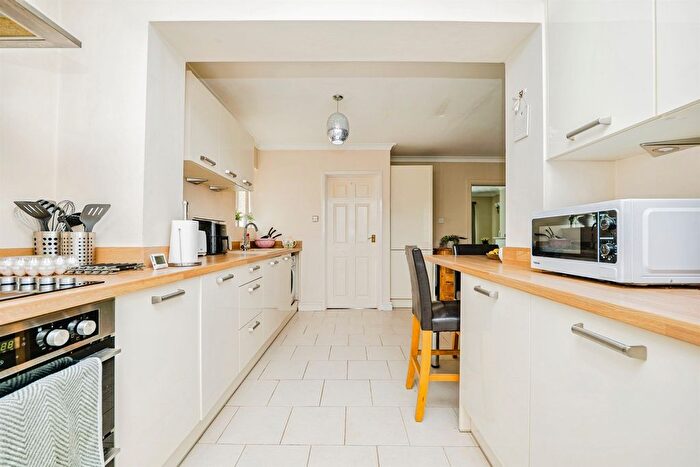 3 Bedroom Semi-Detached House For Sale In Glen Mavis Way, Barry, CF62