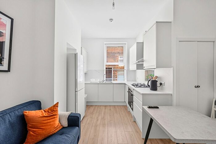 2 Bedroom Flat To Rent In Bedford Hill, London, SW12