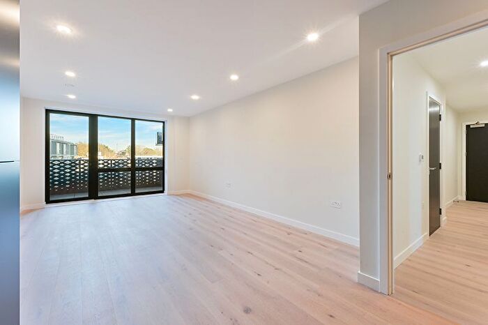 2 Bedroom Flat To Rent In Middle Road, London, W7