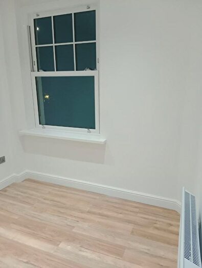 1 Bedroom Flat To Rent In Clairmont Gardens, Surbiton, London, KT6