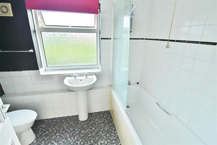 3 Bedroom End Of Terrace House For Sale In Signal Road, Grantham, NG31