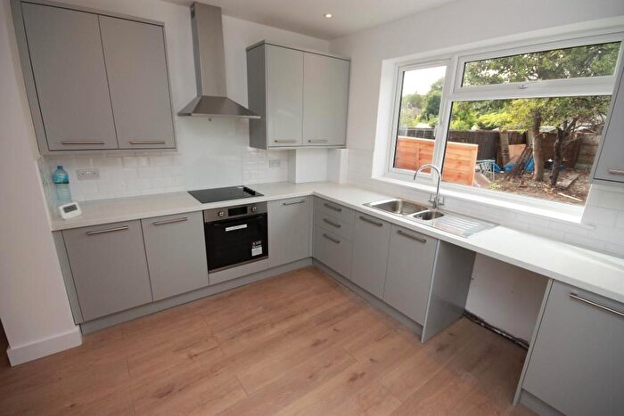 4 Bedroom Semi-Detached House To Rent In Bryony Road, Shepherds Bush, London, W12