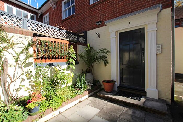 2 Bedroom Flat To Rent In East Row Mews, East Row, Chichester, West Sussex, PO19