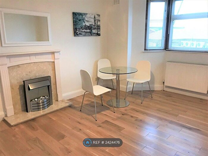 2 Bedroom Flat To Rent In Frogmore, London, SW18