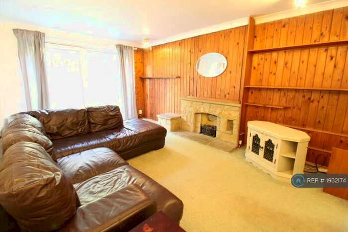 4 Bedroom Detached House To Rent In Woodlands, Crawley, RH10