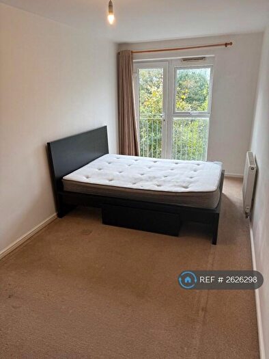 3 Bedroom Flat To Rent In Kittiwake House, Slough, SL1
