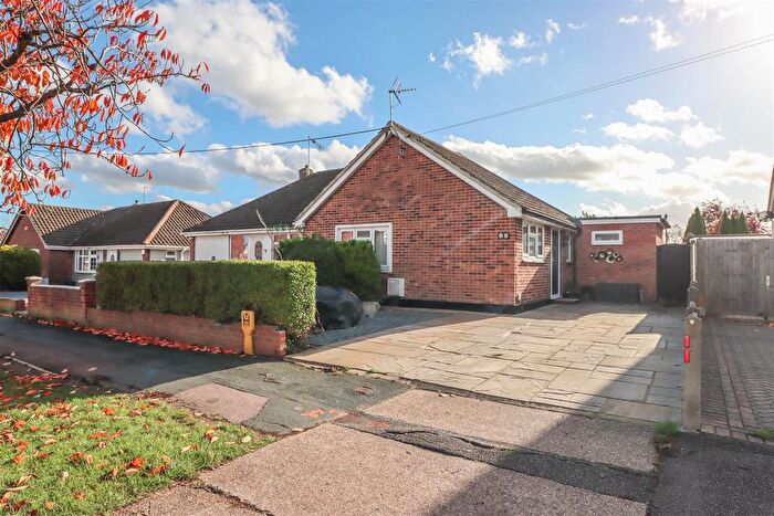 2 Bedroom Semi Detached Bungalow For Sale In Grange Avenue, Wickford, SS12