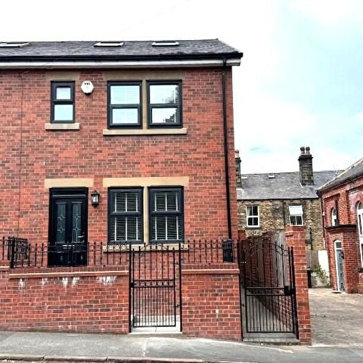 2 Bedroom End Of Terrace House To Rent In Westover Road, Leeds, LS13