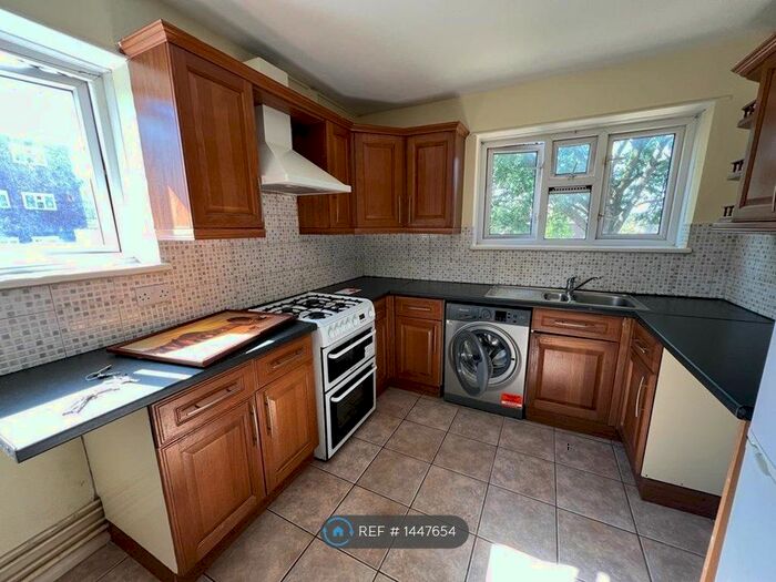 3 Bedroom Flat To Rent In Priory Close, South Woodford, E18