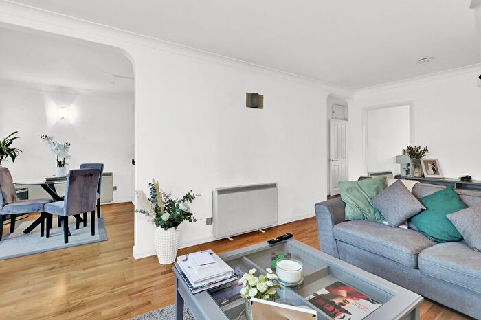 2 Bedroom Flat To Rent In Beechcroft Manor, Weybridge, Surrey, KT13