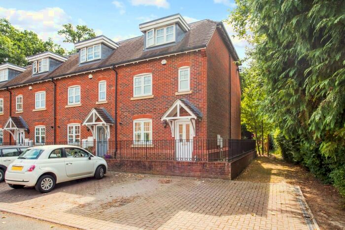 4 Bedroom Town House To Rent In Rythe Close, Claygate, KT10