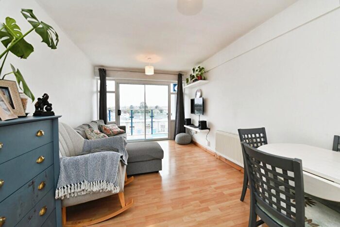 1 Bedroom Flat For Sale In The Vineyards, Great Baddow, Chelmsford, Essex, CM2