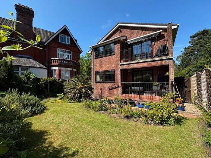 2 Bedroom Flat For Sale In Prince Of Wales Road, Westbourne, BH4