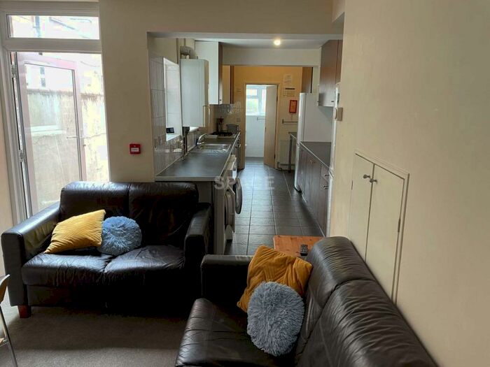 5 Bedroom Terraced House To Rent In Pitcroft Avenue, Earley, Reading, Berkshire, RG6