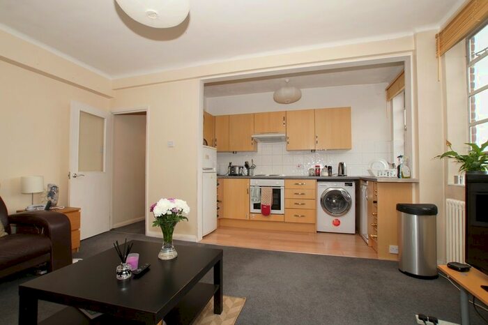 2 Bedroom Flat To Rent In Balham High Road, London, SW17