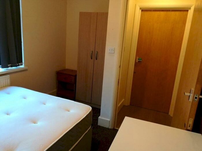 End Of Terrace House To Rent In Drayton, London, N17