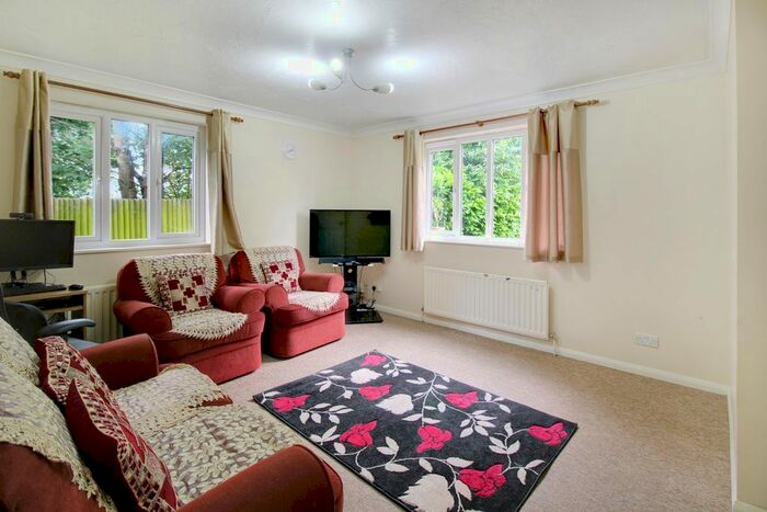 2 Bedroom Flat To Rent In Waterloo Rise, Reading, RG2