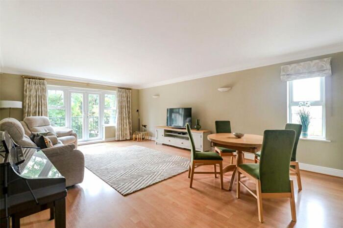 3 Bedroom Apartment For Sale In The Ridgeway, Enfield, Middlesex, EN2