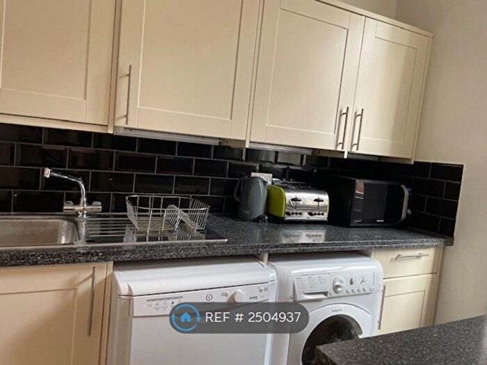 3 Bedroom Flat To Rent In North End Rd, London, W14