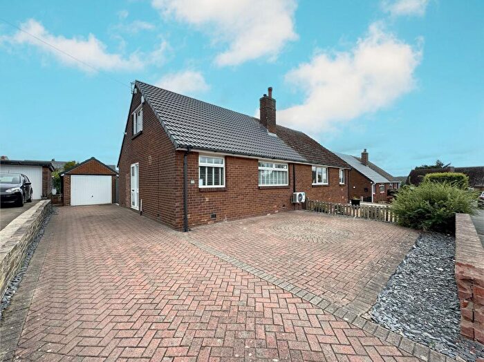 3 Bedroom Semi-Detached Bungalow For Sale In New Avenue, Huddersfield, HD5