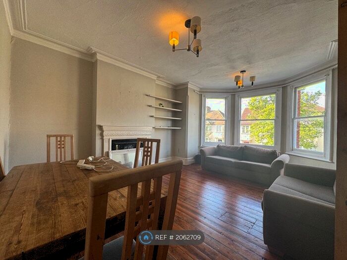 2 Bedroom Flat To Rent In Lichfield Grove, London, N3