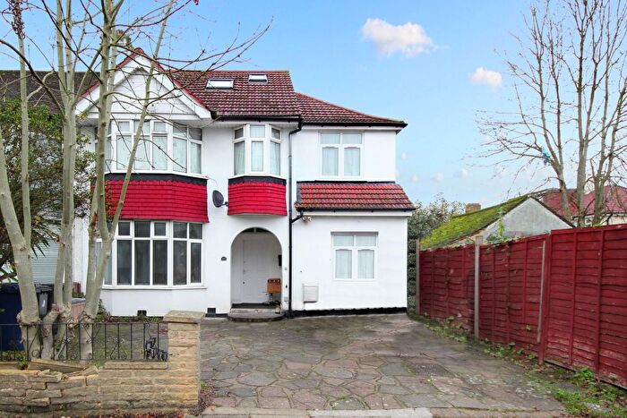 4 Bedroom Flat To Rent In Eskdale Avenue, Northolt, UB5