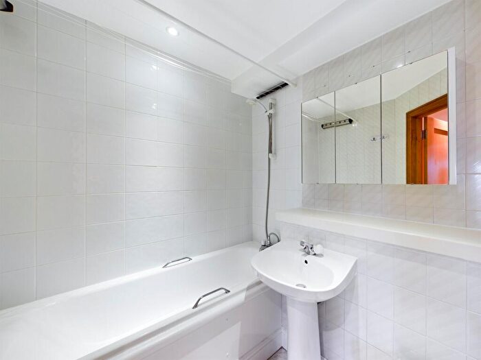 2 Bedroom Apartment To Rent In Addlestone, Surrey, KT15