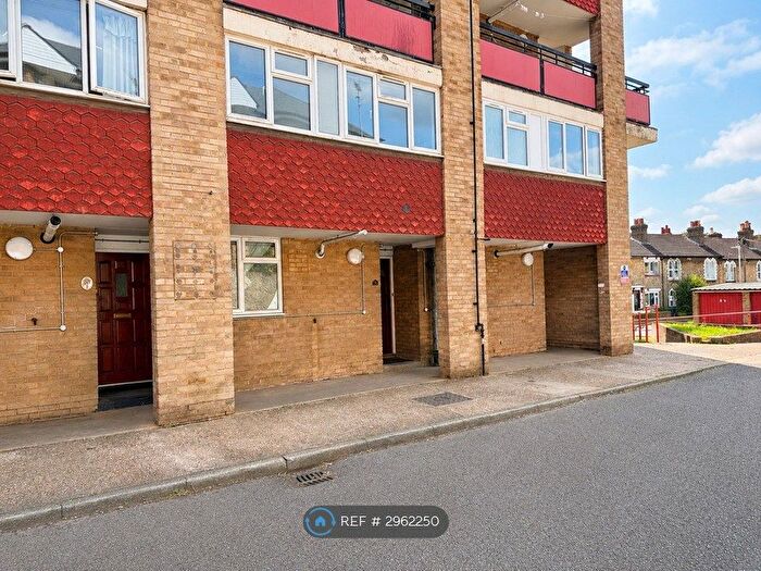 2 Bedroom Flat To Rent In Walsingham House, Maidstone, ME14