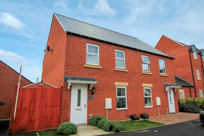 3 Bedroom Semi-Detached House To Rent In Songthrush Road, Bodicote, OX15