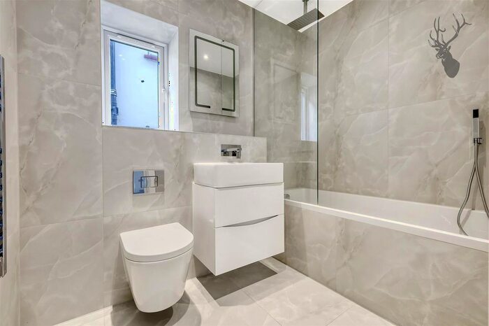 1 Bedroom Flat For Sale In Crossways, Manor Road, Chigwell, IG7