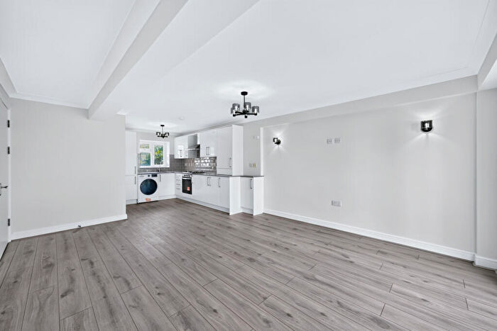 2 Bedroom Apartment To Rent In Dundee Road, London, E13