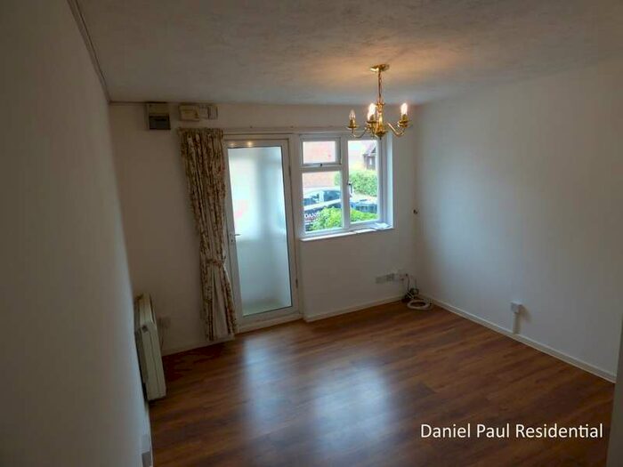 1 Bedroom Maisonette Flat To Rent In Clementine Close, W13