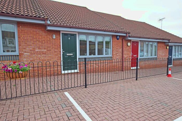 1 Bedroom Flat To Rent In Holding Street, Rainham, Gillingham, ME8