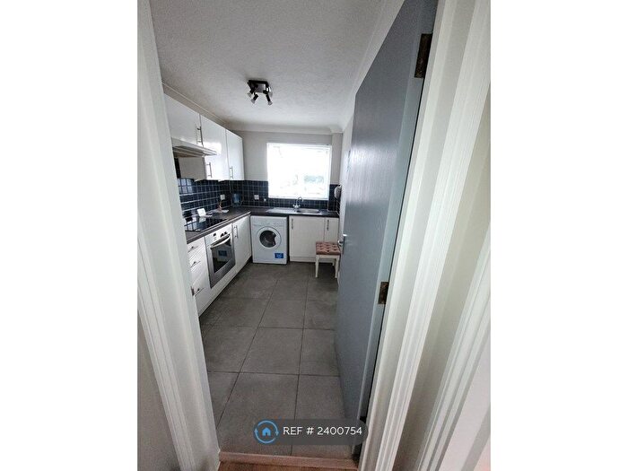 1 Bedroom Flat To Rent In Boltons Lanes, Harligton Middsex, UB3