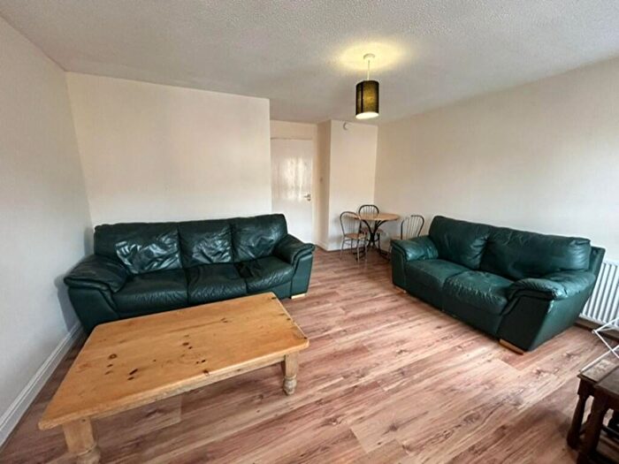 2 Bedroom Apartment To Rent In Errol Gardens, New Gorbals, G5