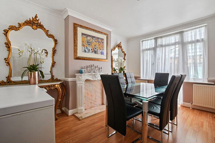 3 Bedroom Semi-Detached House For Sale In Popes Lane, W5