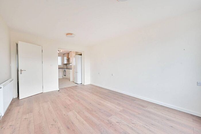 1 Bedroom Flat To Rent In Justin Close, Brentford, TW8