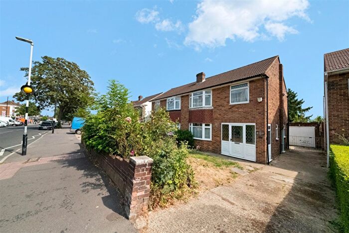 3 Bedroom Semi-Detached House For Sale In Kingshill Avenue, Hayes, UB4