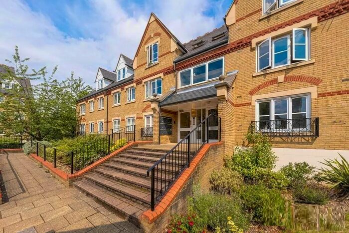 2 Bedroom Flat To Rent In Exeter Close, Watford, WD24