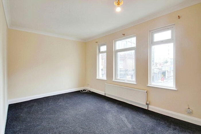 3 Bedroom Flat To Rent In Clayton Road, Hayes, UB3