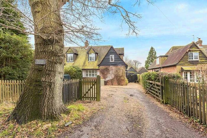 4 Bedroom Semi-Detached House To Rent In Chiltern Cottages, Buckland Common, HP23