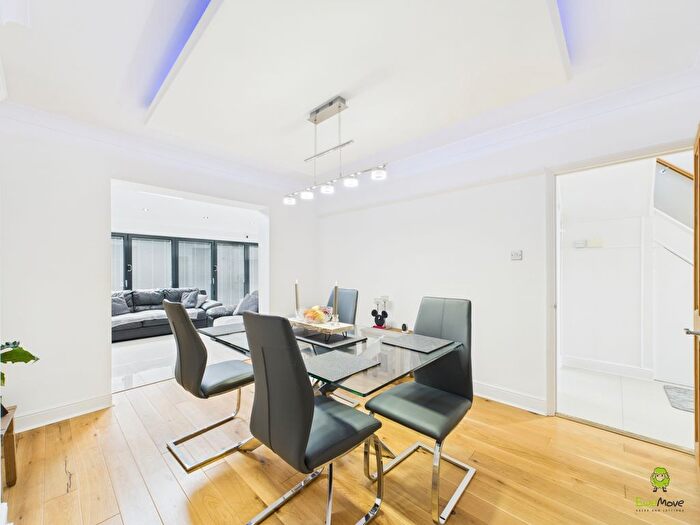 4 Bedroom Semi-detached House For Sale In Cumberland Drive, Bexleyheath, Kent, DA7