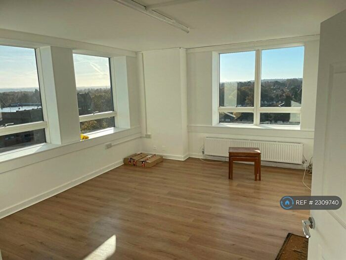 2 Bedroom Flat To Rent In Wellington Close, Walton-On-Thames, KT12