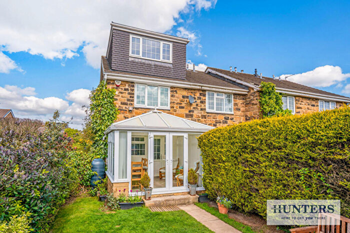 3 Bedroom Town House For Sale In Lea Mill Park Drive, Yeadon, Leeds, LS19